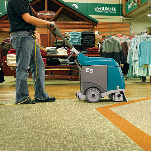 Tennant® E5 Carpet Extractor in Use in Retail
